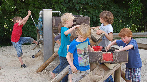 Kinderen spelen met blokken hout