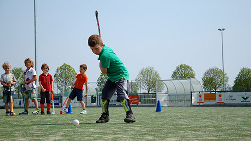 Kinderen spelen Hockey
