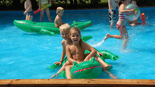 Kinderen die zwemmen
